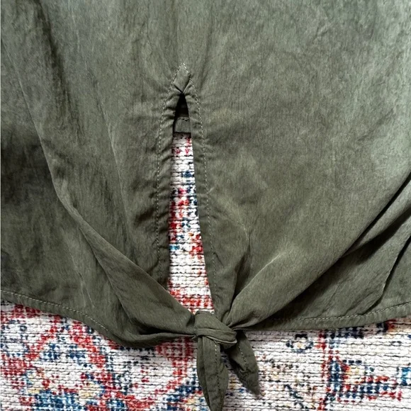 GAP Women's SAGE Green Top Sz M  Ties in front at waist ! - Picture 5 of 5